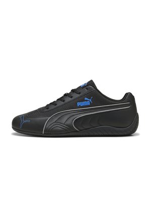 Sort Puma sneaker med blå Puma-logo på siden og tåen, sorte snørebånd og slankt buet design med tekstureret sål.