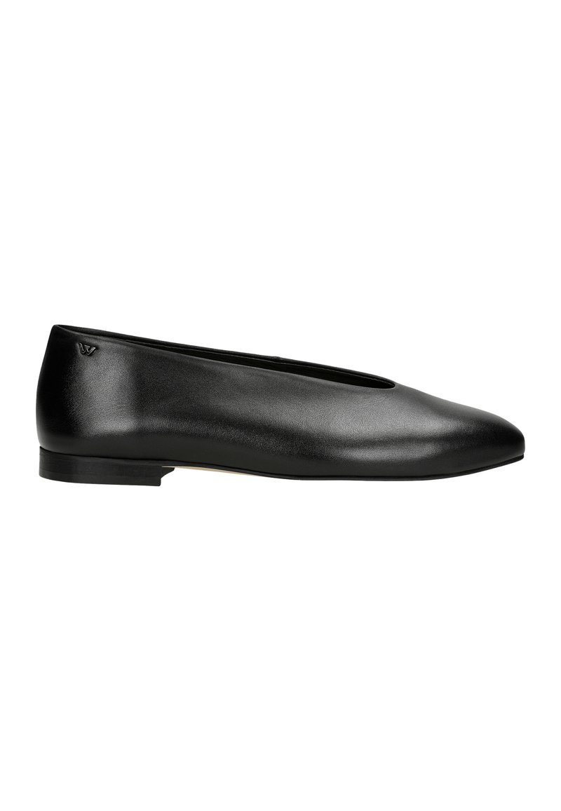 Ballerine in pelle nera con punta arrotondata, tacco basso e un logo discreto sul tallone. Texture liscia, design minimalista.