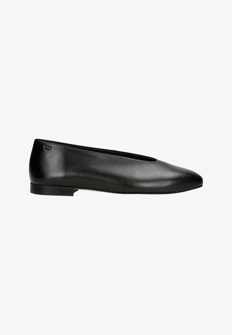 Ballerine in pelle nera con punta arrotondata, tacco basso e un logo discreto sul tallone. Texture liscia, design minimalista.