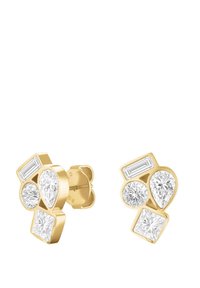 Goldene Steckerohrringe mit vier unterschiedlichen Diamantformen: Baguette, rund, birnenförmig und Prinzessschliff, in einem asymmetrischen Cluster angeordnet.