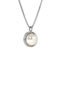 Collana in argento con pendente a forma di perla bianca rotonda in un'incastonatura lucida. Texture liscia e design elegante.