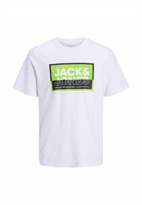 Weißes Baumwoll-T-Shirt mit einem schwarzen und neongrünen rechteckigen Grafikdesign, das den Schriftzug "JACK & JONES" und zusätzliche gedruckte Details darunter zeigt.
