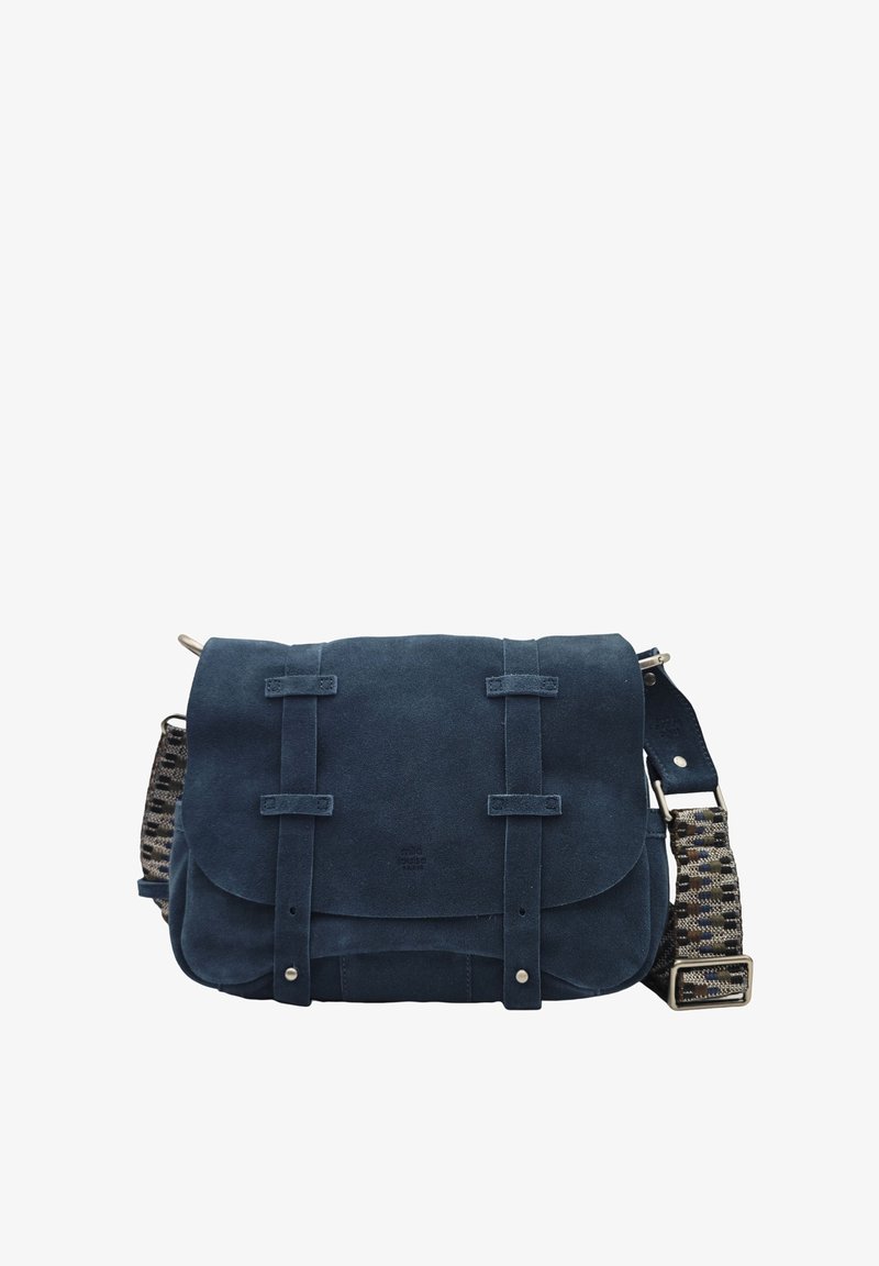 Sac messager en daim bleu marine avec doubles sangles avant et une bandoulière réglable à motif dans des tons noir, beige et bleu marine.