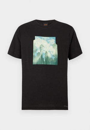 Μαύρο βαμβακερό μπλουζάκι με γραφικό σχέδιο που απεικονίζει ένα τοπίο σε μπλε και πράσινους τόνους, με δέντρα και σύννεφα, το οποίο βρίσκεται κεντρικά μπροστά.