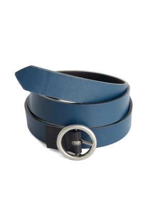 Blauer Leder-Gürtel mit einer runden silbernen Schnalle, der eine glatte Oberfläche und ein verjüngtes Ende aufweist. Der Gürtel wickelt sich um und zeigt ein geschichtetes Design.