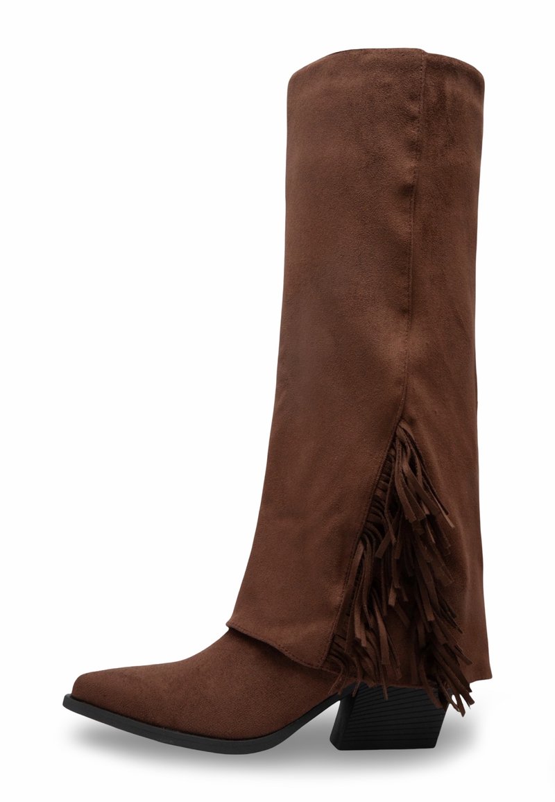 Bottes en suède marron jusqu'au genou avec un bout pointu, dotées de franges sur les côtés et d'un talon bloc avec une surface noire texturée.
