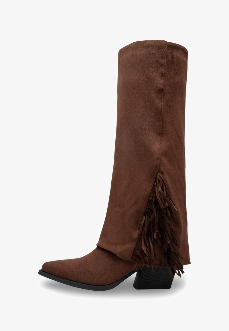 Bottes en suède marron jusqu'au genou avec un bout pointu, dotées de franges sur les côtés et d'un talon bloc avec une surface noire texturée.