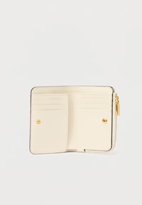 Cartera de cuero crema abierta, mostrando seis ranuras para tarjetas, dos compartimentos con botón a presión y un bolsillo con cremallera dorada en el lado derecho.