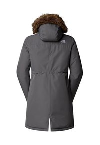 Parka d'hiver isolée gris foncé avec capuche bordée de fausse fourrure marron, manches longues et ourlet arrière allongé.