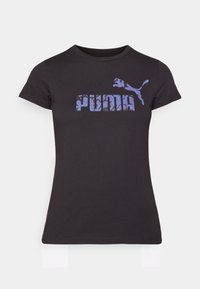Svart t-skjorte laget av bomull med korte ermer. Har en lilla kamuflasje Puma-logo på forsiden, rund halsutringning og tettsittende snitt.