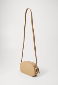 Borsa a tracolla beige con finitura testurizzata, forma ovale, chiusura con doppia zip e tracolla regolabile. Dimensioni compatte adatte per gli oggetti essenziali.