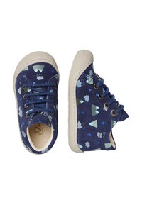 Scarpe da bambino blu navy con lacci, caratterizzate da motivi di montagne e nuvole, suole in gomma beige e un morbido rivestimento interno.