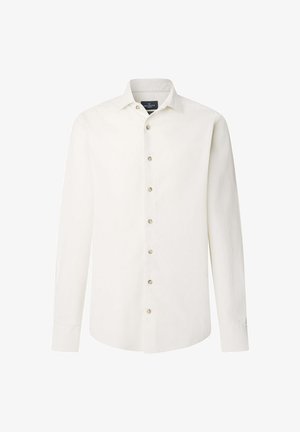 Camisa blanca de manga larga hecha de una tela suave, con un cuello clásico, una placket de botones con botones de color claro y un dobladillo recto.