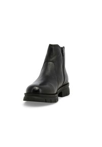 Stivale alla caviglia in pelle nera con finitura liscia, chiusura con zip laterale e suola in gomma spessa con scanalature orizzontali.