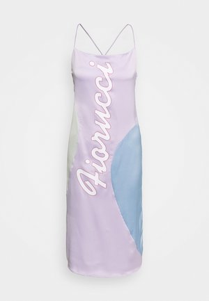 Robe nuisette lavande avec fines bretelles, détail latéral bleu clair et grand texte vertical "Fiorucci" en blanc et rose sur le devant.