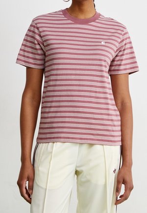 Roze gestreept T-shirt met een ronde hals en korte mouwen, met witte horizontale strepen en een klein logo op de borst.