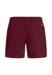 Bordeauxrote Badeshorts mit elastischem Bund, einer kleinen Reißverschlusstasche auf der rechten Seite und einem Markenetikett über der Tasche.