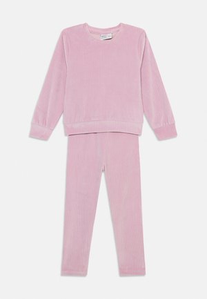 Απαλό ροζ ριμπ μπλουζάκι μακρυμάνικο με αντίστοιχο ριμπ παντελόνι ολόκληρο μήκος, απλωμένα σε λευκό φόντο.