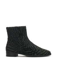 Crne gležnjače od teksturiranog materijala s uzorkom zebre, s elegantnim dizajnom, ravnim đonom i minimalističkom strukturom.