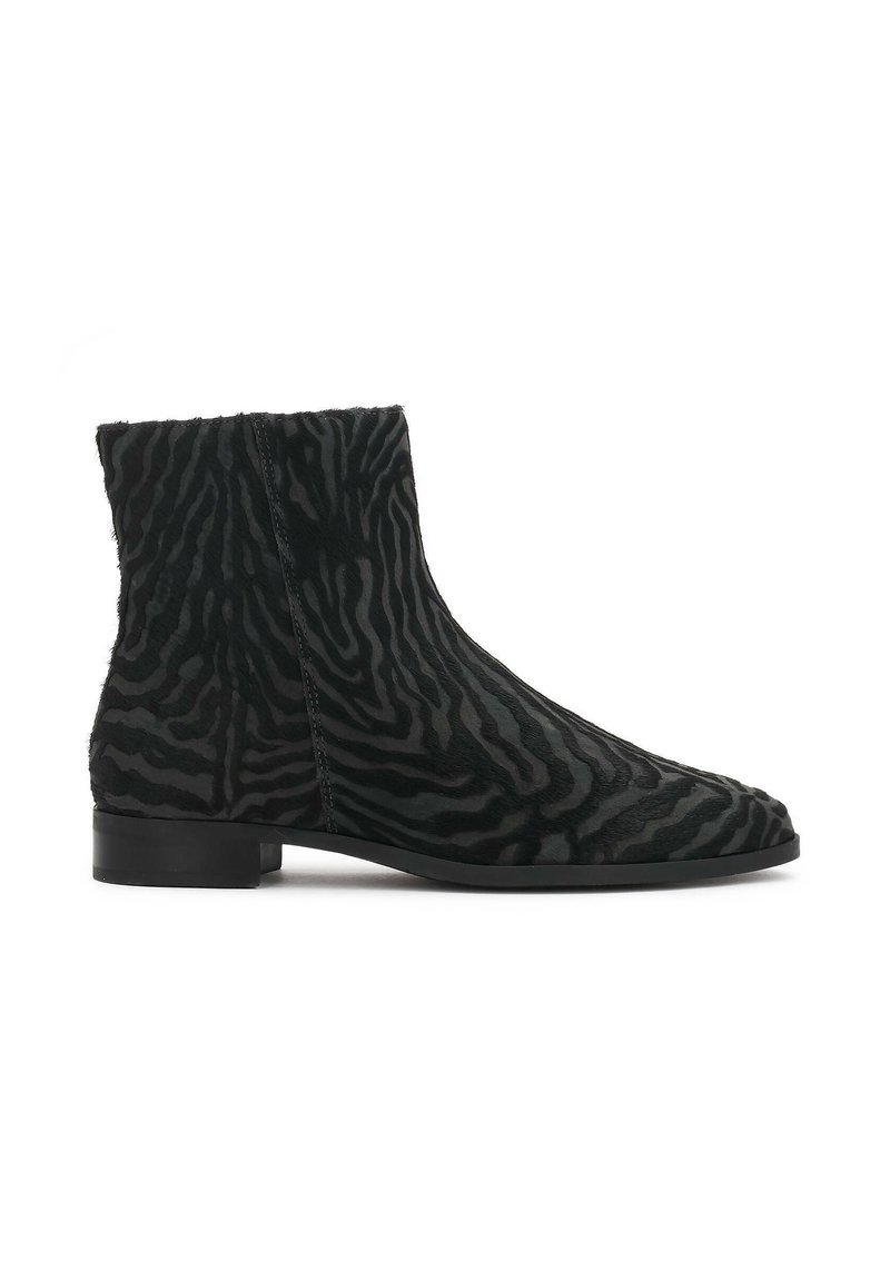 Crne gležnjače od teksturiranog materijala s uzorkom zebre, s elegantnim dizajnom, ravnim đonom i minimalističkom strukturom.