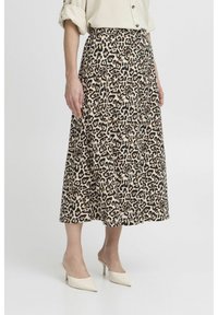Leopardenmuster Midi-Rock mit Falten, beige und schwarzes Farbschema, weicher Stoff, kombiniert mit spitz zulaufenden weißen Pumps.