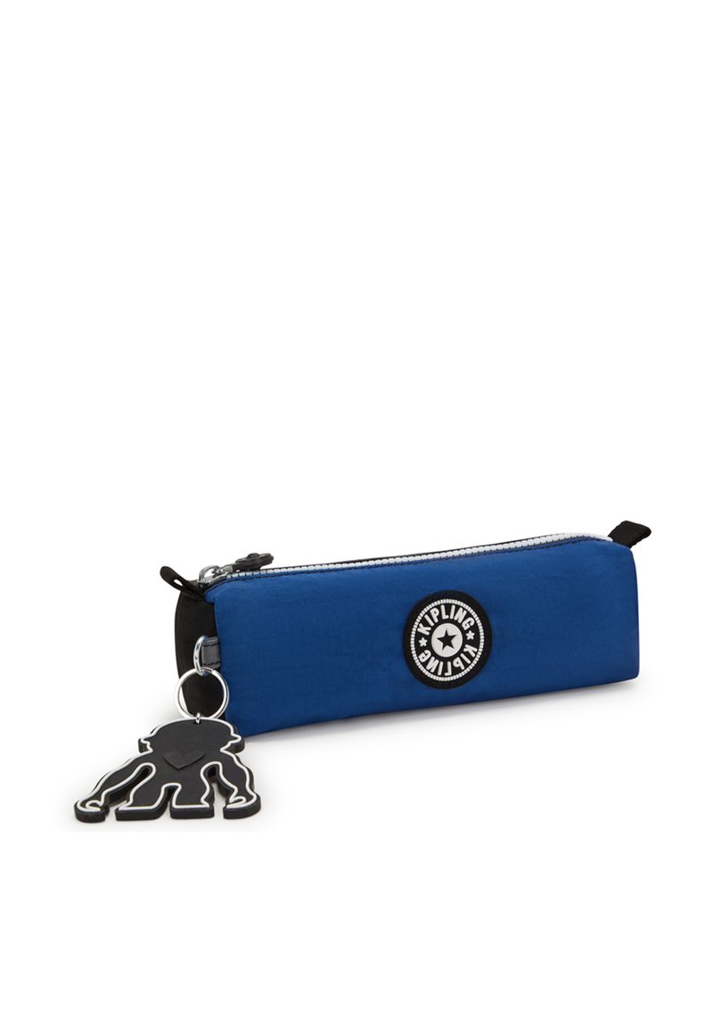 Blå stof blyantetui med lynlåslukning, cirkulært sort logo-patch og en sort abe-nøgleholder hængende ved lynlåsen.