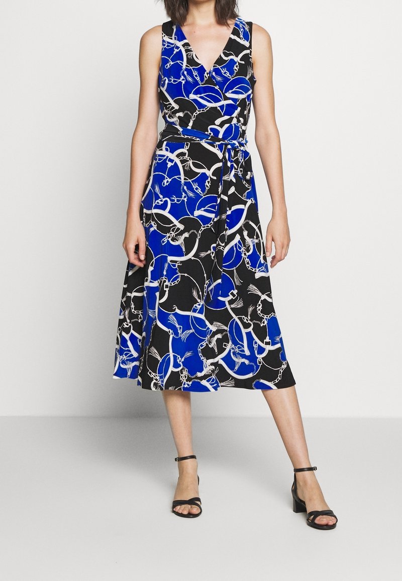 Kwiatowa sukienka bez rękawów z dekoltem w kształcie litery V, z odważnym niebiesko-czarnym wzorem z białymi akcentami. Zawiera pasek w talii i krój A-line.