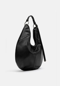 Fekete bőr válltáska kerekded formával, az egyik oldalon szegecses díszítéssel, és levehető pánttal, amely fém részletet tartalmaz.