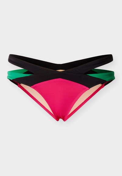 Bas de bikini multicolore avec des panneaux noirs, verts, roses et nude ; doté de bretelles croisées et d'une texture lisse et extensible.