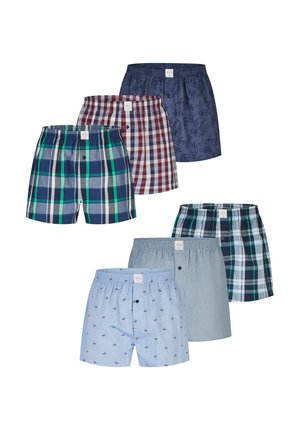 Seks par herreboxershorts i forskellige farver og mønstre, herunder ternet, ensfarvet blå og lyseblå med små print.