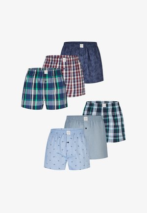 Sześć par męskich bokserek w różnych kolorach i wzorach, w tym w kratę, jednolite niebieskie oraz jasnoniebieskie z drobnymi nadrukami.