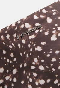Tissu marron avec des taches blanches irrégulières et un logo métallique "STRADIVARIUS" attaché près du centre.