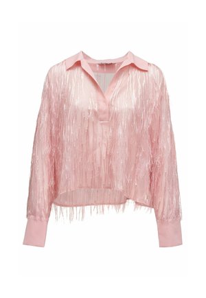 Blusa rosa translúcida con flecos que recuerdan a plumas, mangas largas, puños anchos, cuello puntiagudo y escote con abertura frontal.