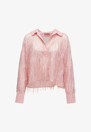 Blouse rose transparent avec des franges semblables à des plumes, manches longues, larges poignets, col pointu et encolure fendue à l'avant.