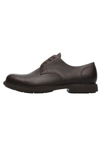 Scarpa da dress in pelle marrone con punta arrotondata, cinque occhielli, dettagli di cucitura delicati e suola in gomma testurizzata. Finitura liscia.