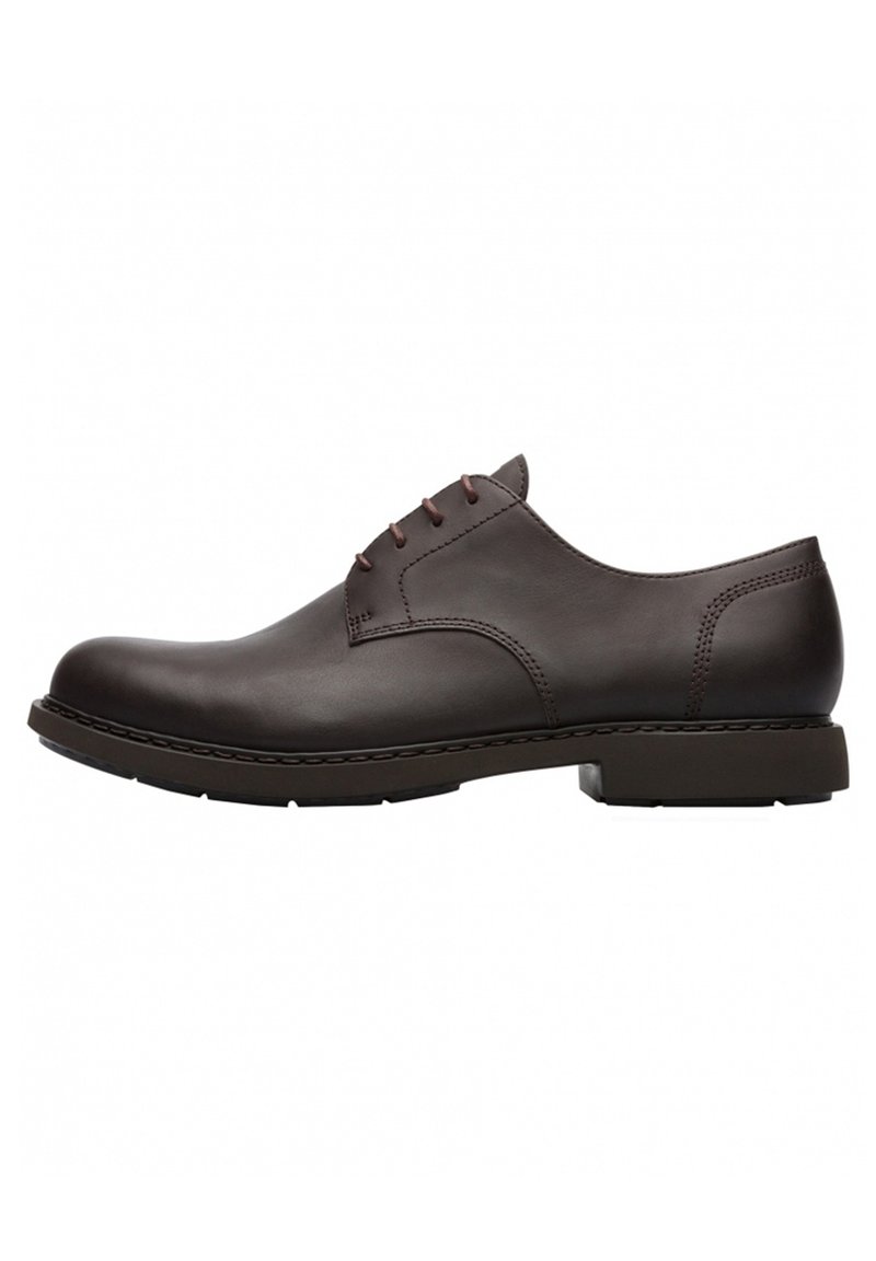 Scarpa da dress in pelle marrone con punta arrotondata, cinque occhielli, dettagli di cucitura delicati e suola in gomma testurizzata. Finitura liscia.