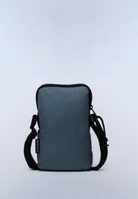 Sac en tissu gris compact avec une finition texturée, accents noirs, bandoulière ajustable et fermeture éclair, idéal pour divers petits objets.