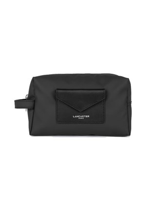 Borsa per cosmetici in nylon nero, di forma rettangolare, con tasca anteriore a pattina e logo del marchio in rilievo, chiusura con zip e manico laterale.