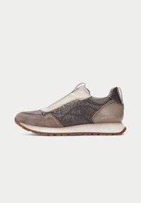 Baskets au design slip-on, en cuir texturé gris et beige, dotées d'une semelle en caoutchouc et d'une discrète empreinte de la marque sur le talon.