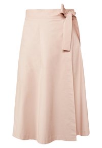 Una falda envolvente de color rosa claro hecha de algodón, con un lazo en la cintura, líneas limpias y una textura suave, que llega hasta la mitad de la pantorrilla.