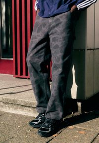 Carhartt WIP DUCK SINGLE KNEE PANT - Kalhoty - green/graphite garment dyed