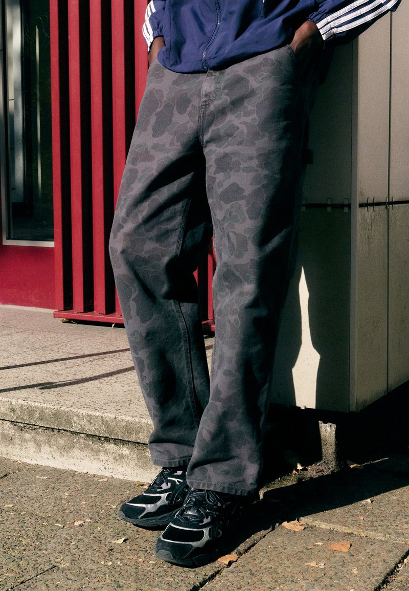 Carhartt WIP DUCK SINGLE KNEE PANT - Kalhoty - green/graphite garment dyed