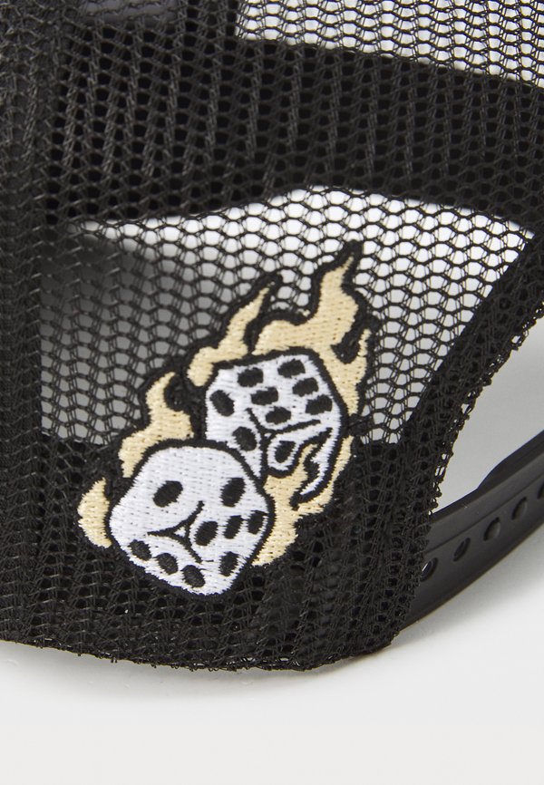 "WHAT HAPPENS IN..." TRUCKER UNISEX - Cap4