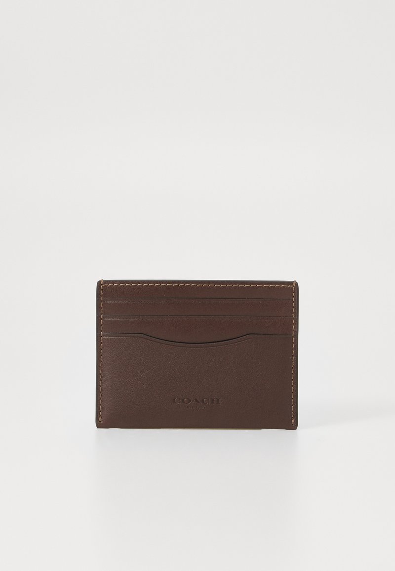 Portafoglio in pelle marrone con texture liscia, cinque slot per carte e dettagli cuciti. Logo impresso presente in basso.