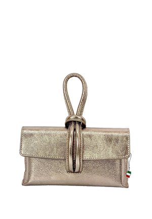 Pochette rectangulaire dorée métallisée avec poignée en boucle et petite étiquette drapeau italien sur le côté.
