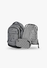 Tři předměty: černo-bílý kostkovaný batoh s více přihrádkami, taška na stažení s kostkovaným vzorem a odpovídající pouzdro na tužky.