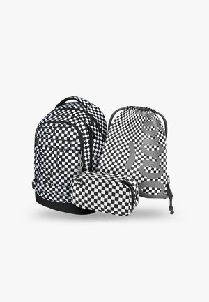 Tre articoli: uno zaino a quadri bianco e nero con più scomparti, una borsa a sacco con motivo a quadri e un astuccio abbinato.