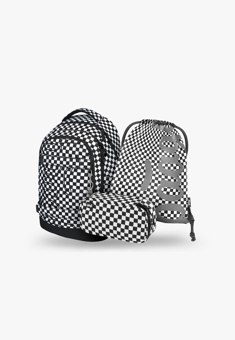 Tři předměty: černo-bílý kostkovaný batoh s více přihrádkami, taška na stažení s kostkovaným vzorem a odpovídající pouzdro na tužky.