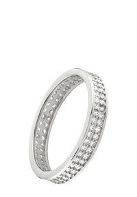 Bague argentée avec un anneau lisse et sertie de petits pierres rondes claires en pavé le long du bord extérieur, créant un effet scintillant.