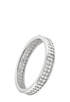 Bague argentée avec un anneau lisse et sertie de petits pierres rondes claires en pavé le long du bord extérieur, créant un effet scintillant.